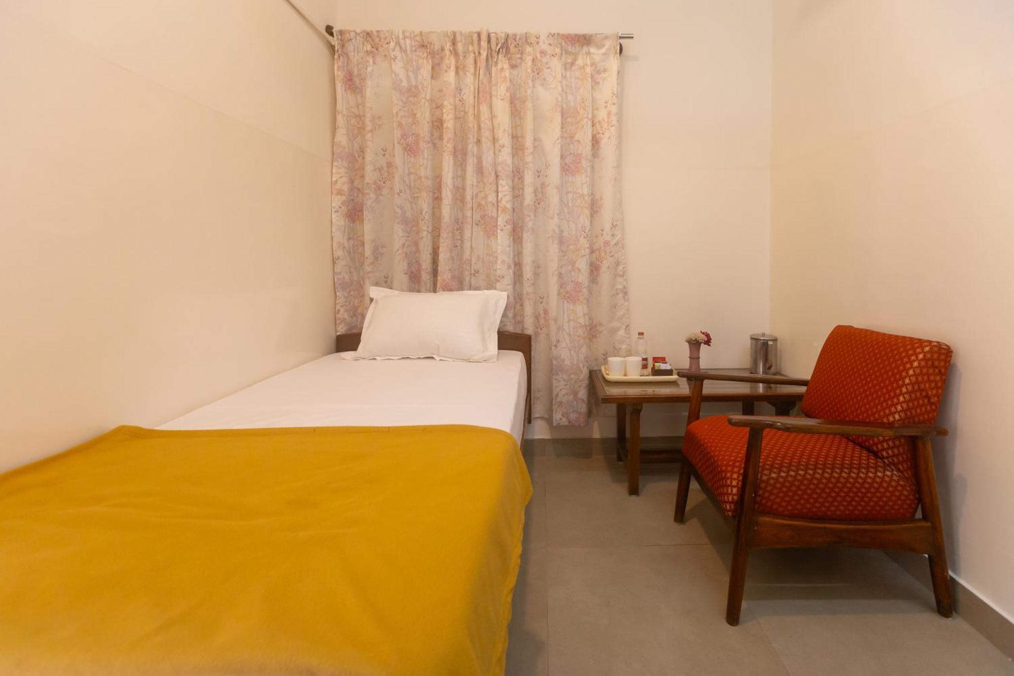 Sri Ramakrishna Hotel Бангалор Экстерьер фото