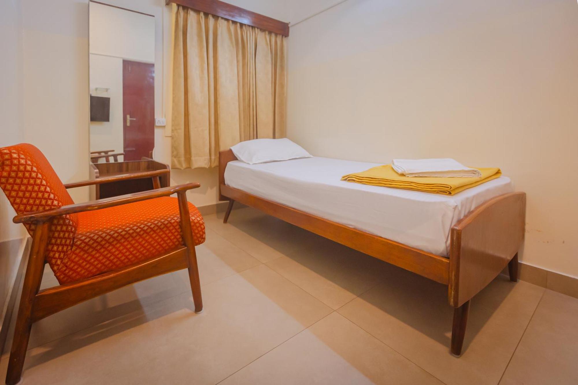 Sri Ramakrishna Hotel Бангалор Экстерьер фото