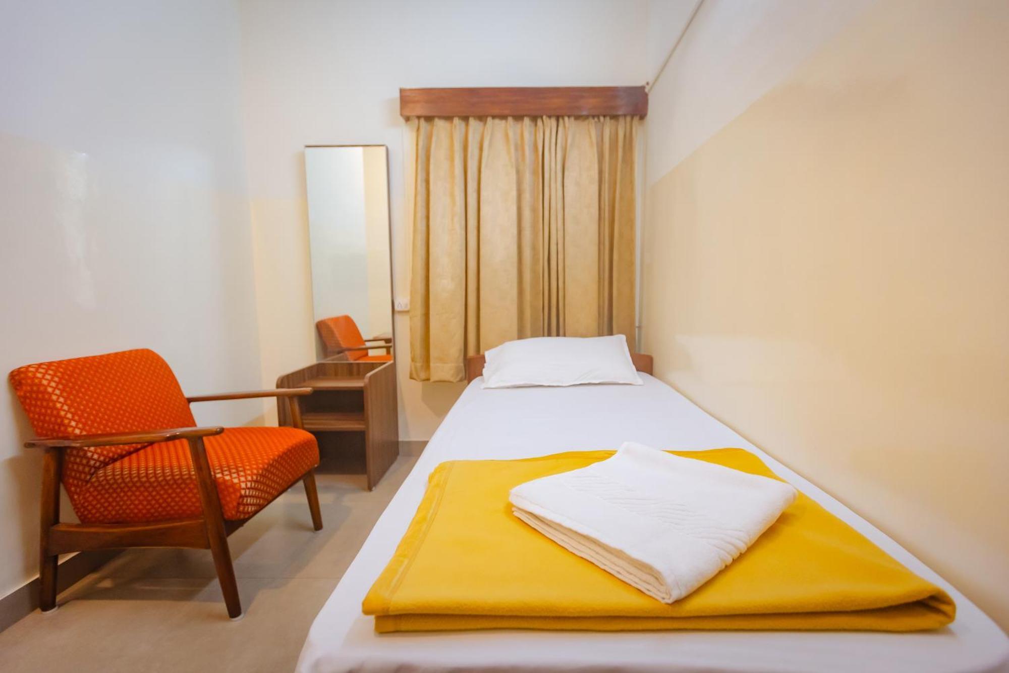 Sri Ramakrishna Hotel Бангалор Экстерьер фото